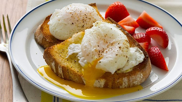 What are the steps to cook a poached egg?