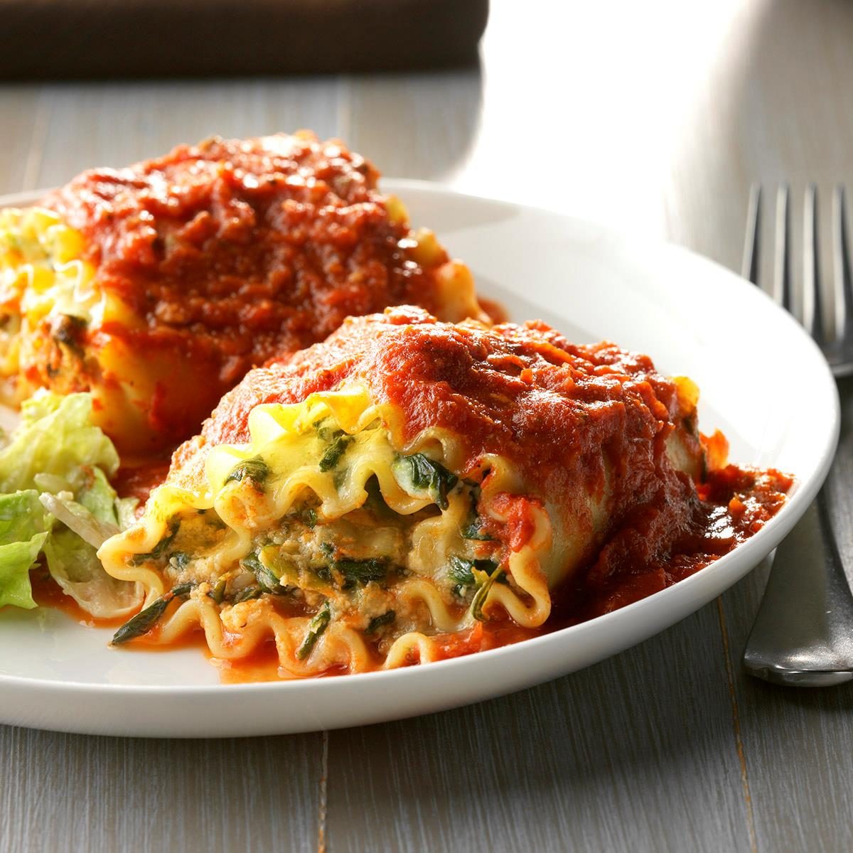chicken spinach lasagna roll ups with red sauce